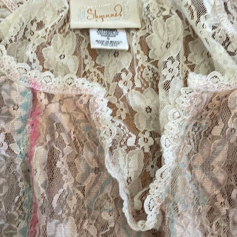 Shyanne Brand Gathered Waist V Neck Long Sleeve Lace Top- S - Picture 2 of 3